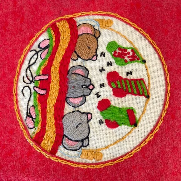 Vintage Red Felt Christmas Wall Hanging With Embroidered Mice Singing Sledding & - Picture 8 of 11